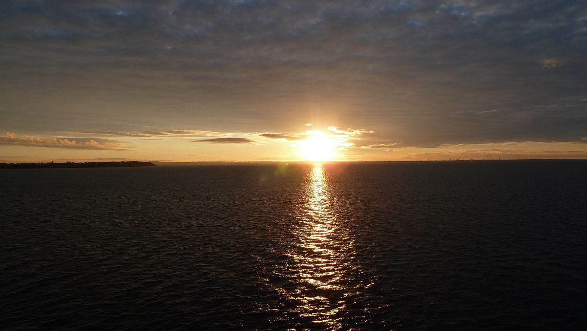 Den Sonnenuntergang in der Ostsee habe ich von "Mein Schiff 1" fotografiert