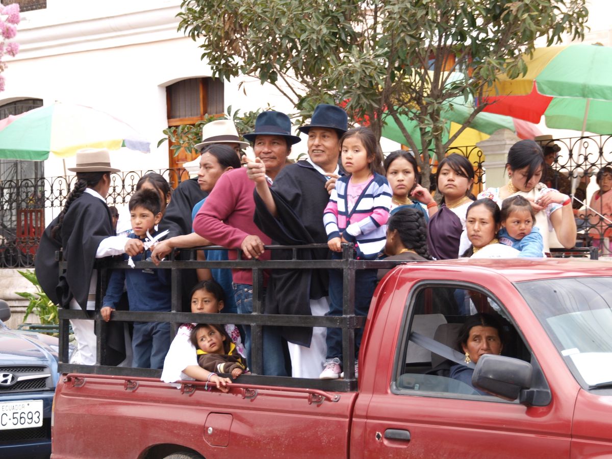 Carpoolen naar de markt in Otavalo (Ecuador)