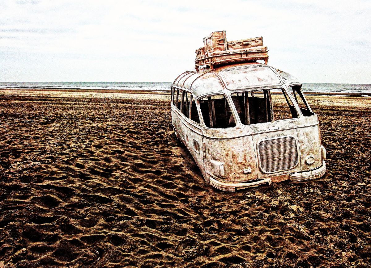 een gestrande bus op het strand