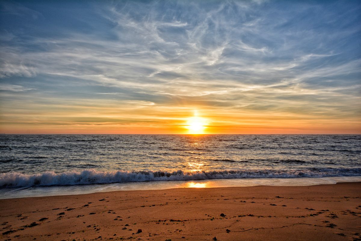 pôr do sol sobre o oceano