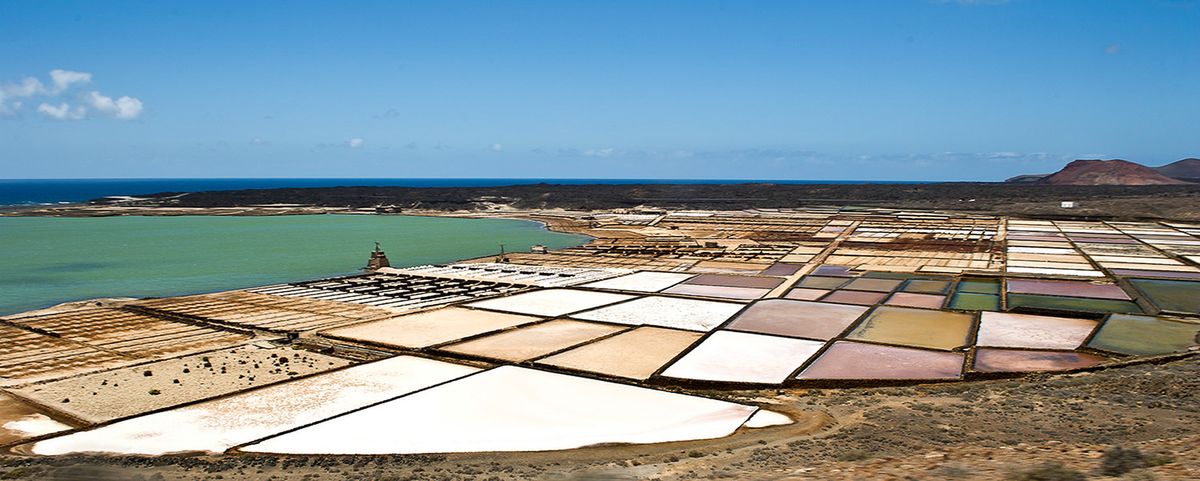 Los colores de la evaporación del agua en las salinas de Janubio para obtener la sal