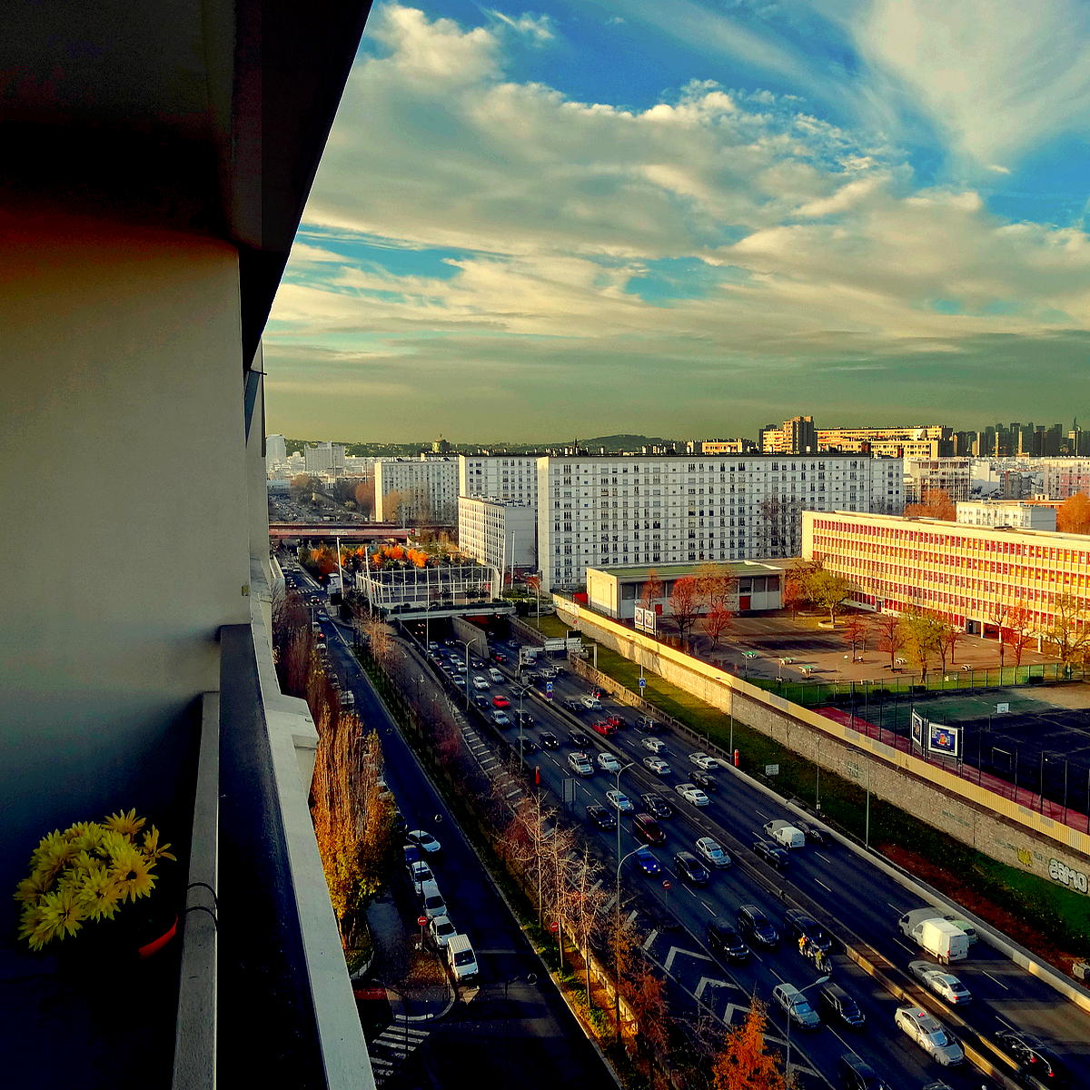 Couleurs saturées, le périphérique vu d'un balcon de banlieue. 