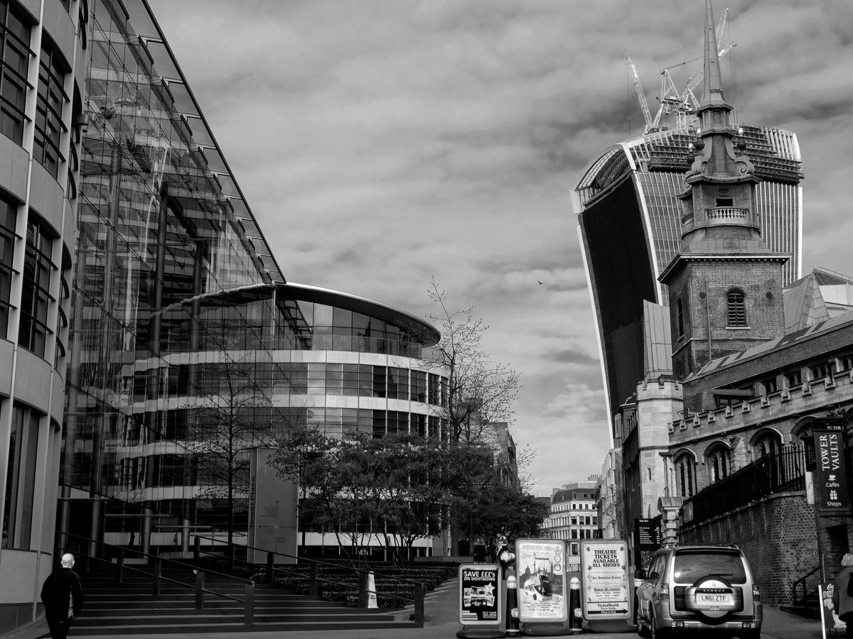 Londres, reflets des immeubles, opposition des époques et des styles de chaque côté d'une rue barrée.