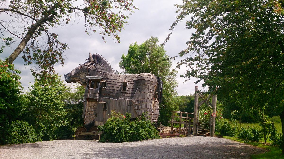 Le Cheval de Troie de la Balade des Gnomes: une chambre d'hote en forme de cheval de troie, entièrement en bois