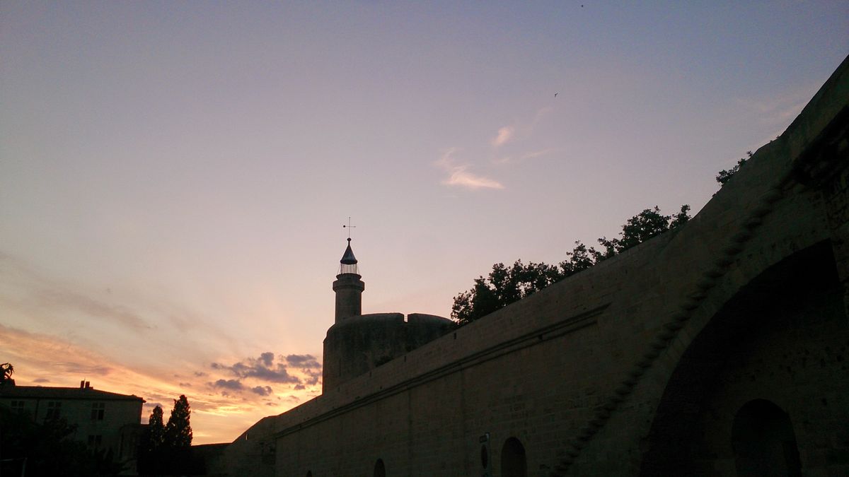 Coucher de soleil sur Aigues-Mortes, en France.