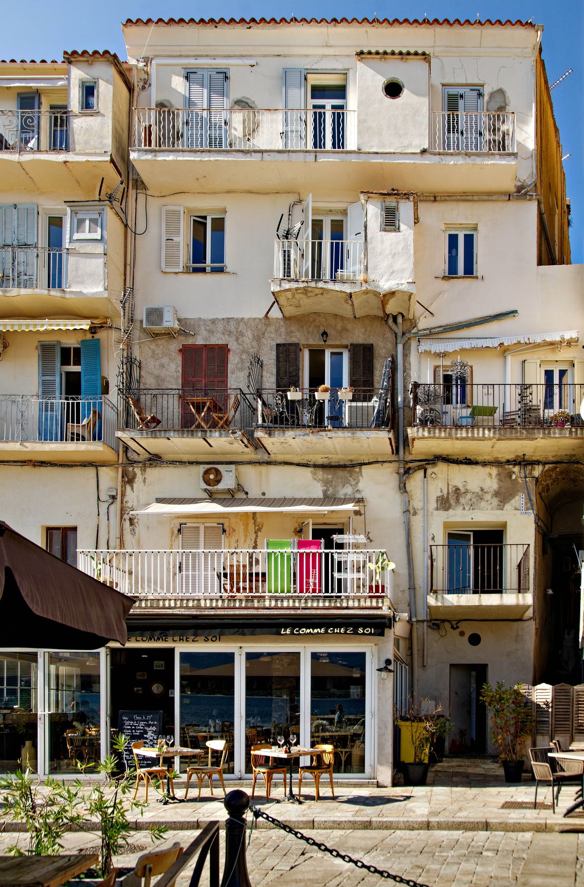 calvi eintruck…parteere, läden und restaurant og. mieter….eingänge nur über aussentreppen